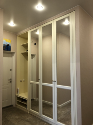 Шкаф в прихожую с распашными дверями и зеркалами в современном стиле